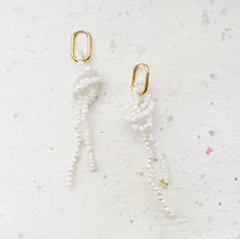 Load image into Gallery viewer, Knotted pearl Hoops
