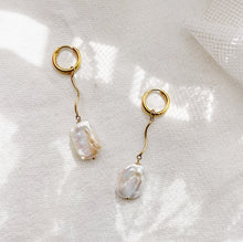 Load image into Gallery viewer, Wavy square pearl Earrings
