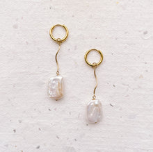 Load image into Gallery viewer, Wavy square pearl Earrings
