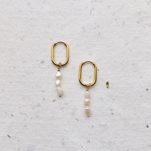 Load image into Gallery viewer, Triple pearl drop Earrings
